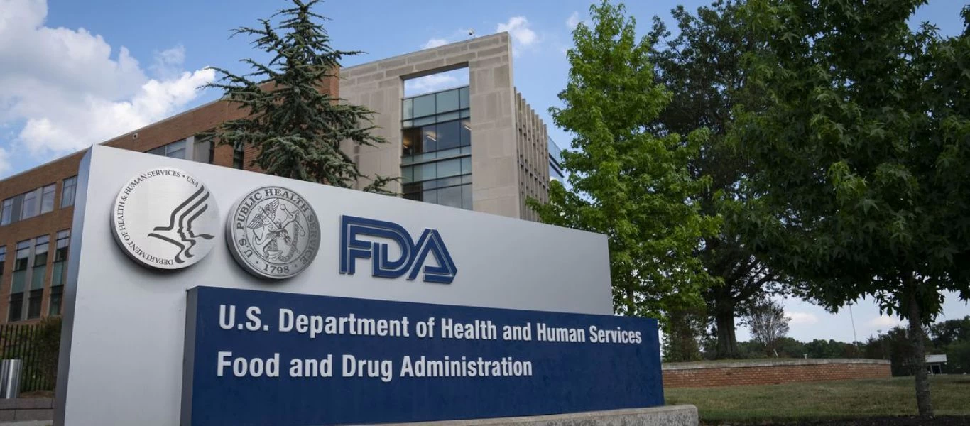 FDA: «Πράσινο» φως για εμβολιασμό με τρίτη δόση μόνο σε ηλικιωμένους άνω των 65 ετών